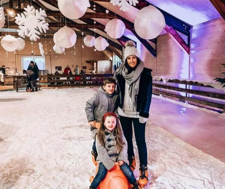 Die Eisbahn auf dem Krewelshof EIFEL ist ein Spaß für die ganze Familie.