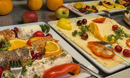 Frühstücksbuffet, Selbstbedienung, Aufschnitt, Käse, Früchte, Apfel, Orangen, Frisch