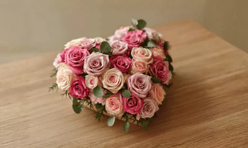 Herzgesteck mit frischen Blumen