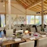 Edel-rustikale Dekoration der Hochzeitslocation auf dem Krewelshof EIFEL.