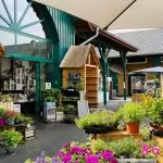 Außenbereich des Hofladens auf dem Krewelshof Lohmar.