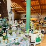 Warmer, einladender Verkaufsraum des Hofladens auf dem Krewelshof Lohmar.